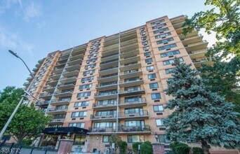 Building Photo - 60 Parkway Dr