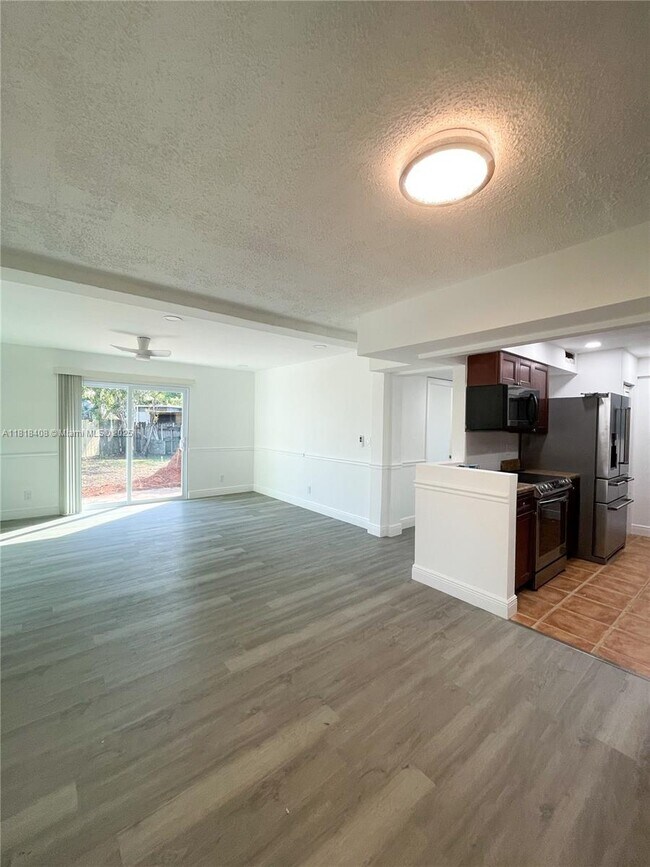 Building Photo - 7915 NW 73rd Ave