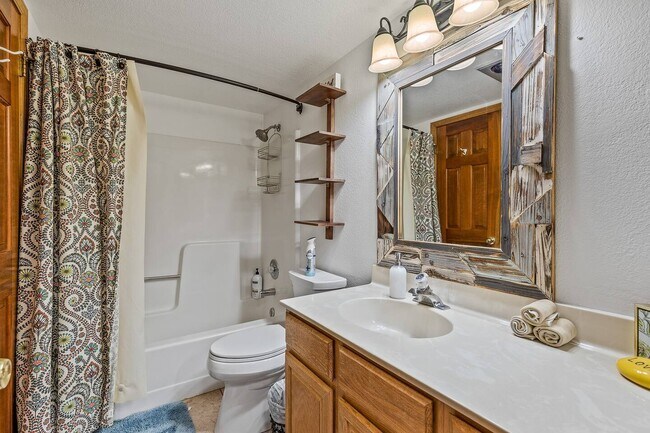 Building Photo - 2665 Valley View Dr