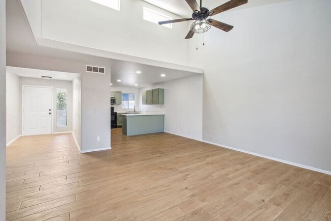 Building Photo - 220 N 22nd Pl