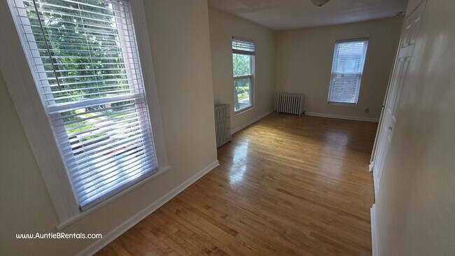 Foto del edificio - 4 bed with office, upper level Duplex pets...