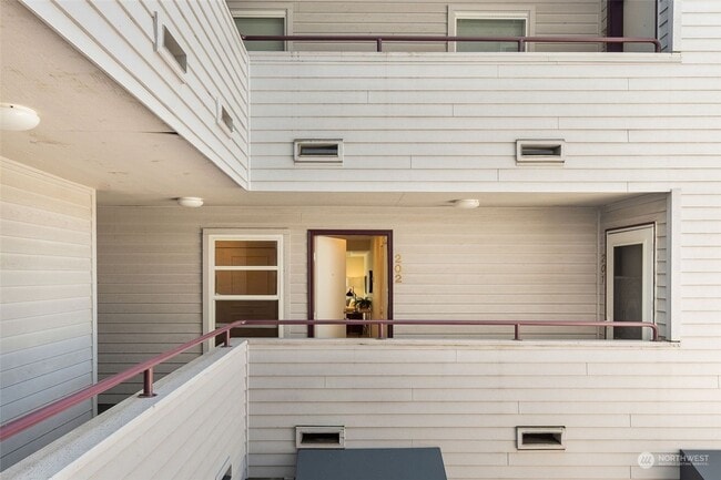Building Photo - West Seattle Updated 1bed 1bath condo on C...
