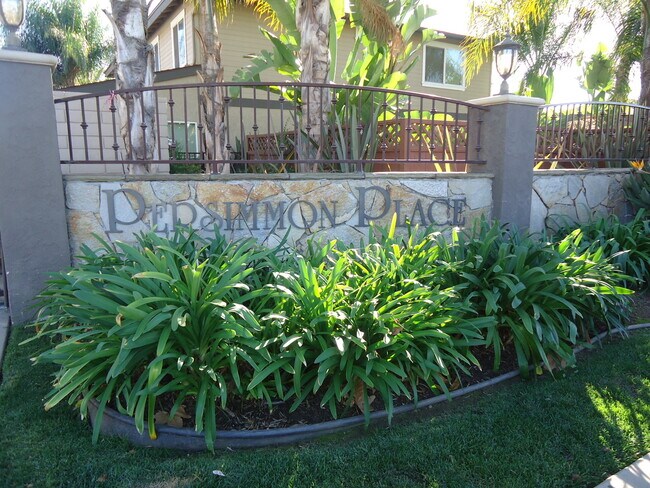 Foto del edificio - GORGEOUS TOWNHOME 3 BR, 2.5 BA, 2 CAR GARAGE