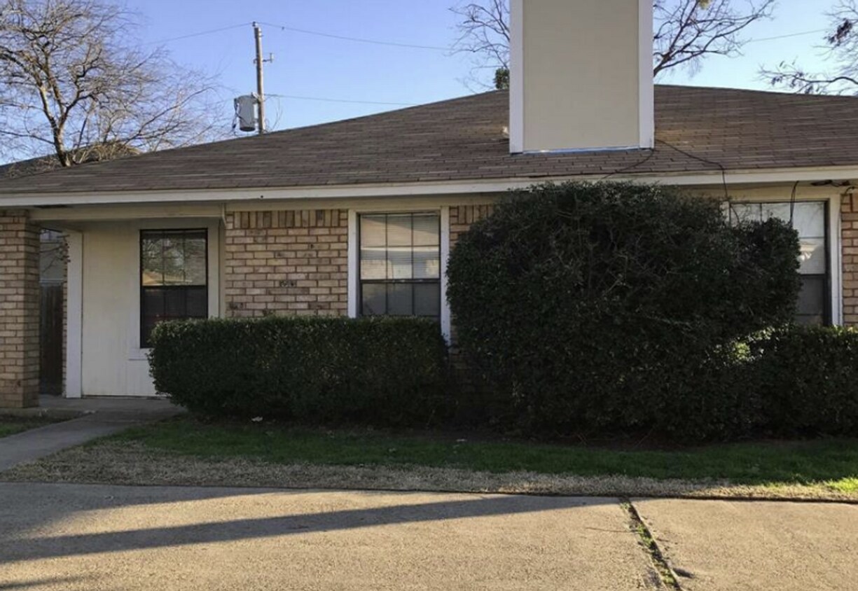 Primary Photo - 815 N Mesquite St
