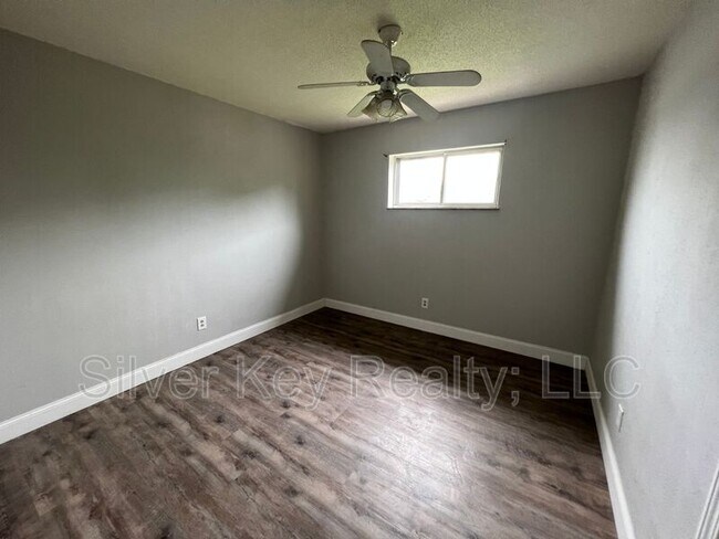 Foto del edificio - 823 Englewood Rd