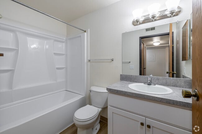 Hampton - Bathroom - Benson Hills Apartments