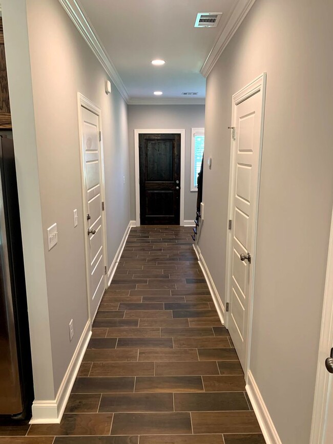 Building Photo - Triplex Available for Fall 2024!