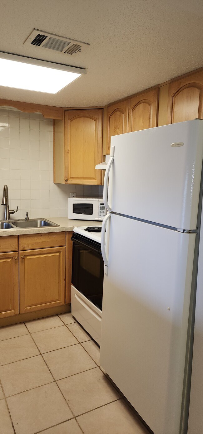 Building Photo - 308 Miracle Strip Pkwy SW