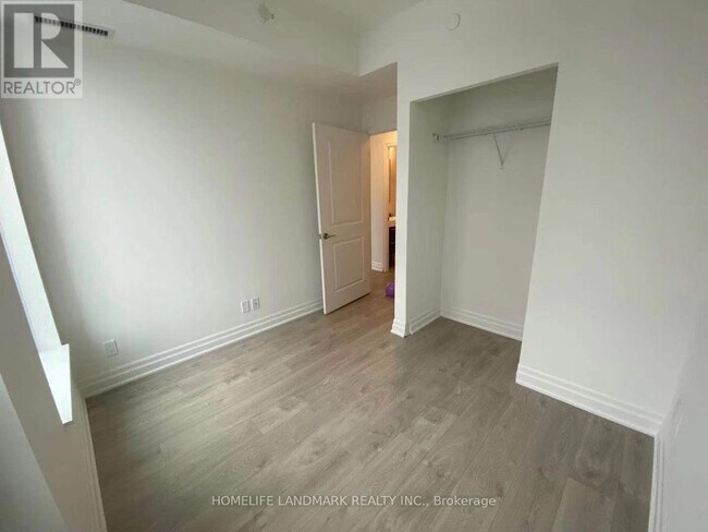 Photo du bâtiment - 10 Rouge Valley Dr W