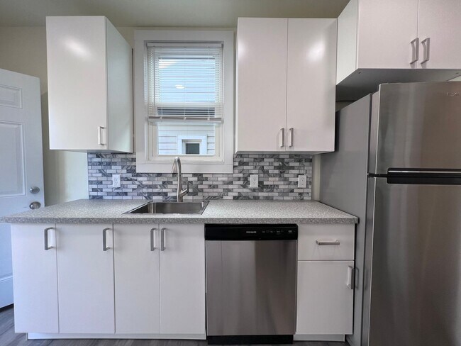 Building Photo - Updated 2BR house with Garage!
