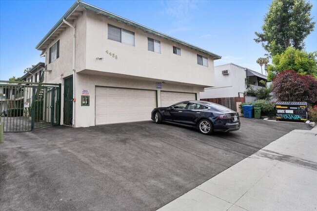Foto del edificio - 4458 Woodman Ave