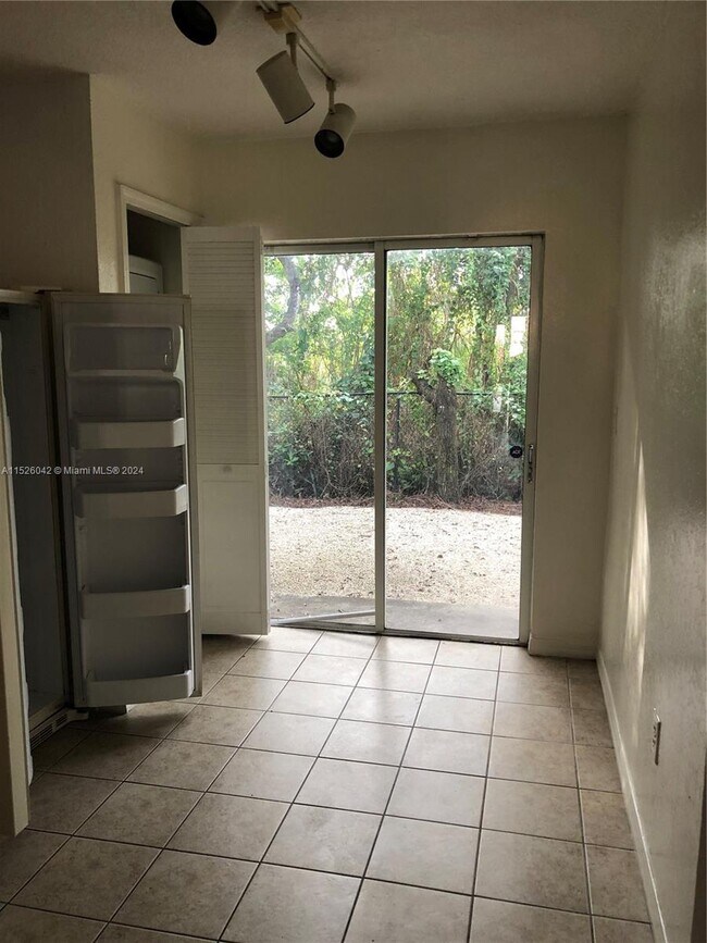 Building Photo - 1270 SE 31st Ct