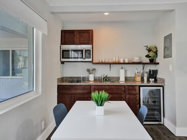 Building Photo - 3208 NE 9th St