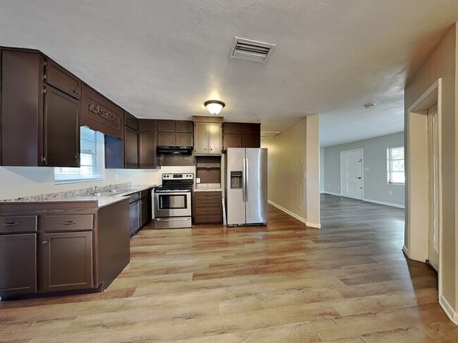 Foto del edificio - 1627 N Powers Dr