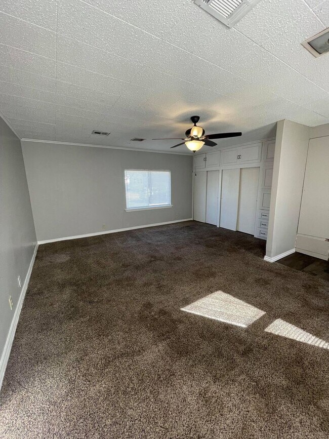 Building Photo - Super cute and spacious!