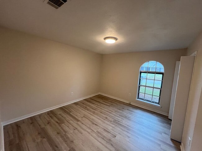 Building Photo - 1210 Greenbriar St