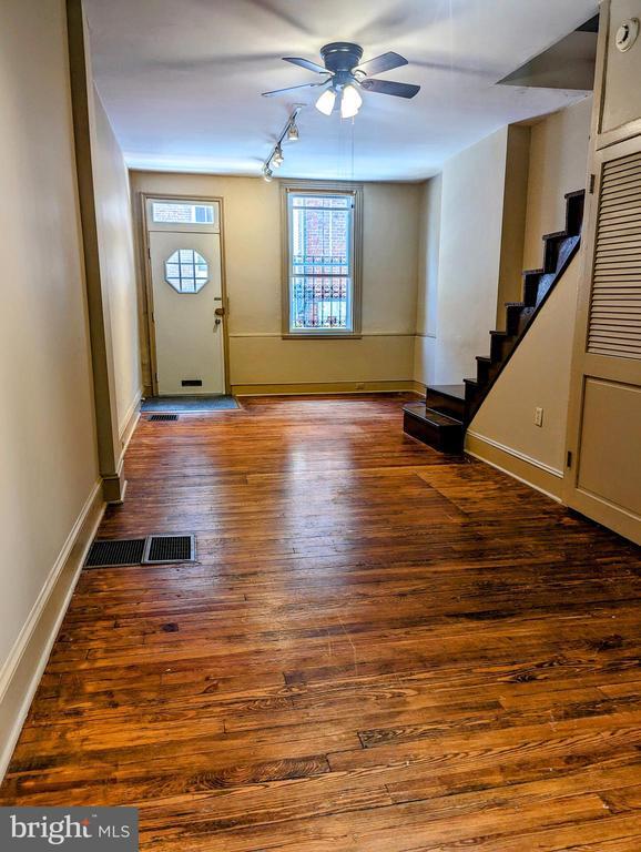 Primary Photo - 724 N Bodine St