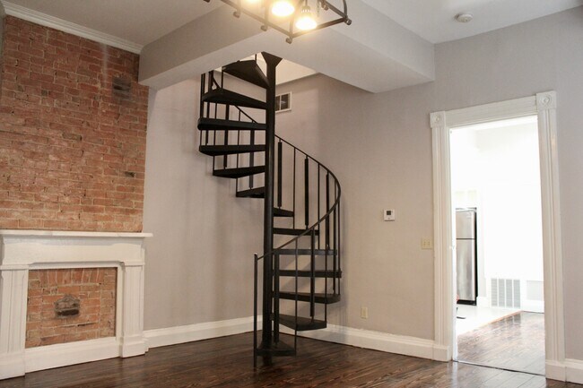 Building Photo - 541 E 13th St