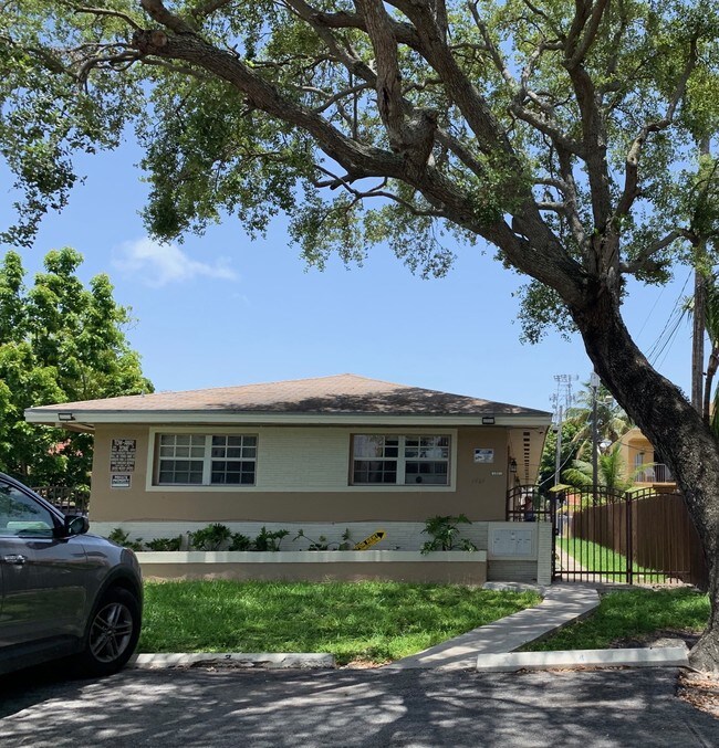 Propiedad frente de la entrada - 1321 NW 4th St