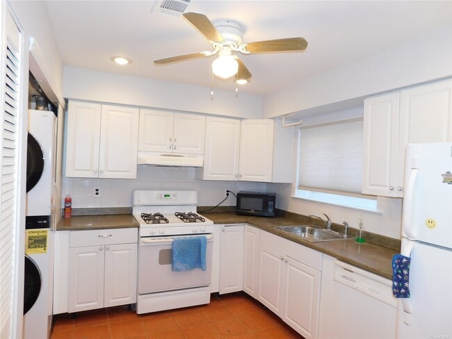 Building Photo - 147 Storm Dr