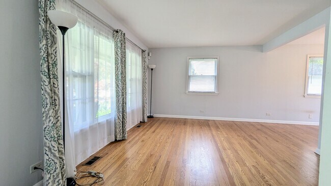 Building Photo - 920 S Chestnut Ave