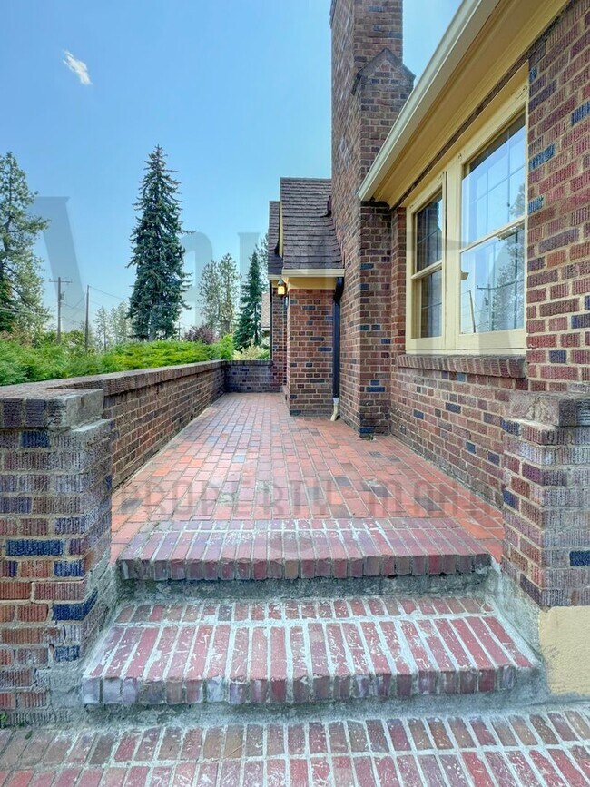 Building Photo - Beautiful Down River Brick Bungalow with R...