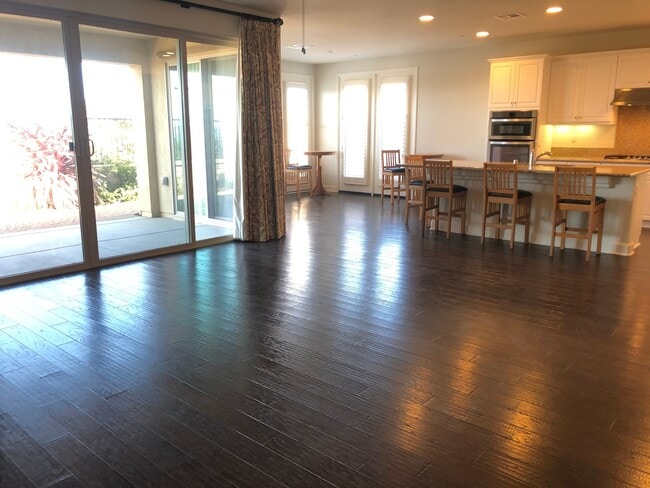 Foto del edificio - Stunning 4-Bedroom Home in the Desirable G...