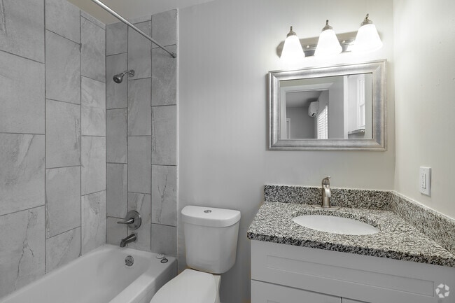 1 habitación, 1 baño - 586 pies cuadrados - Baño - Primrose Orlando