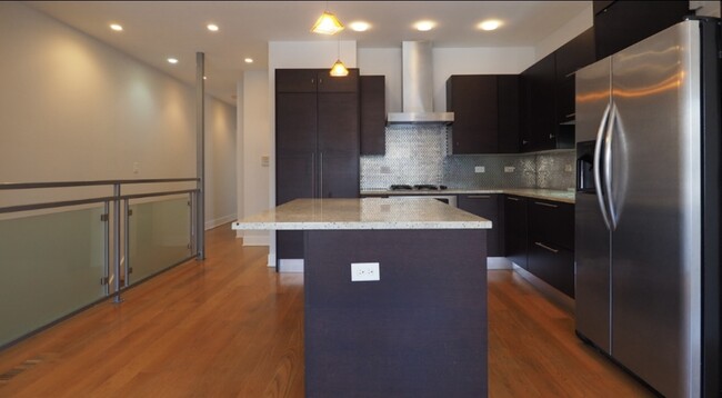 Building Photo - 1261 N Honore St