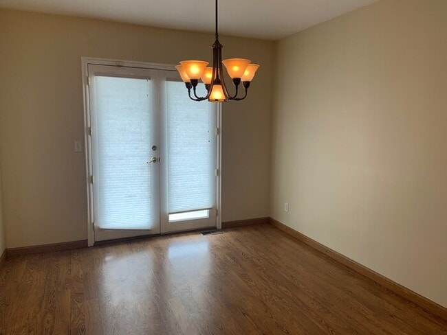 Building Photo - Spacious Sandy 3 Bedroom!
