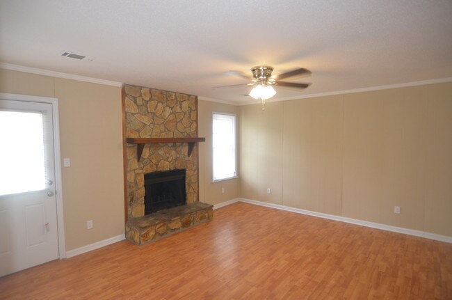 Building Photo - Warm and Cozy Three Bedroom Home
