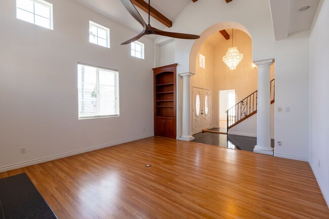 Foto del edificio - Steps from the Oceanside Pier, Updated 4 b...