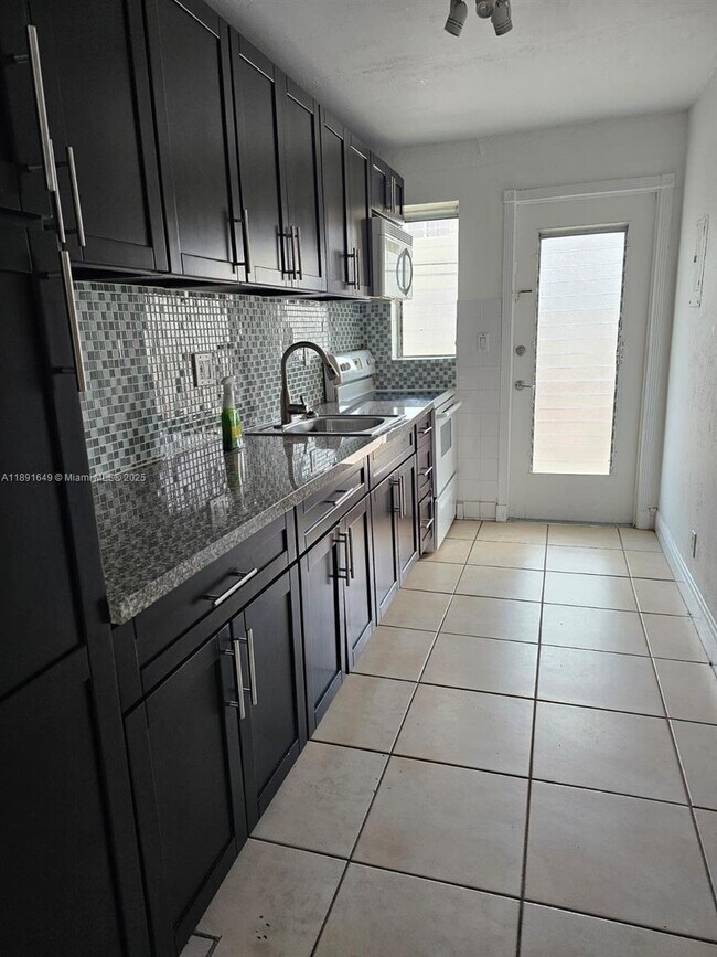 Foto del edificio - 1450 NE 170th St