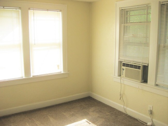 Building Photo - Vintage Bungalow