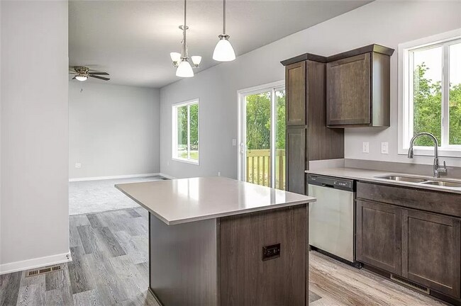 Building Photo - 15143 Goldenrod Dr