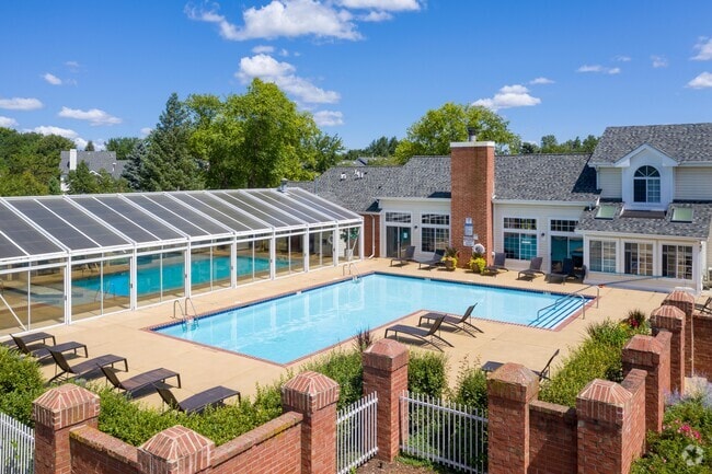 Outdoor Swimming Pool - Arbors of Brookdale