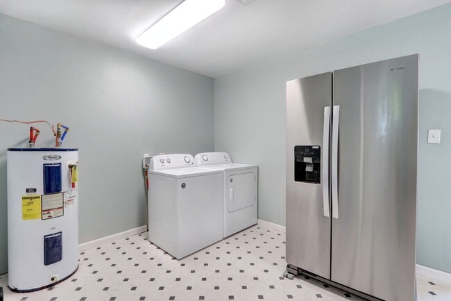 Building Photo - Nice Three Bedroom Single Family - Fenced ...