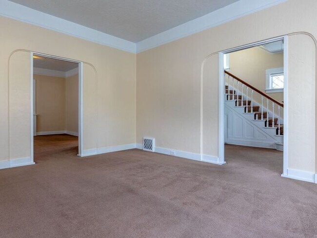 Building Photo - 3 bedroom, 1 bath. Inner NE Portland! 1/2 ...