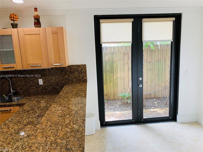 Building Photo - 2 br, 2 bath House - 3268 SW 25th Ter # 1E