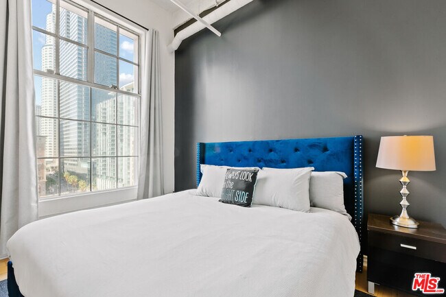Foto del edificio - 312 W 5th St