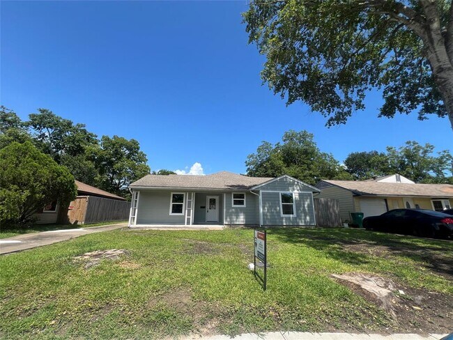 Building Photo - 2215 Tiller St