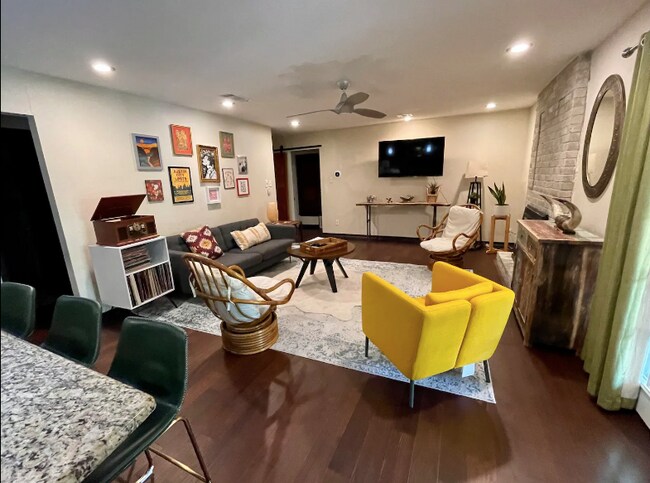 Foto del edificio - 2704 Channing Cir