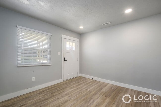 Foto del edificio - 42 W 500 N