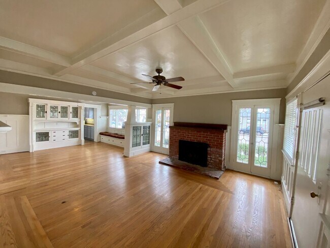 Foto del edificio - Stunning Craftsman 4 Bd / 2 Bath home in t...