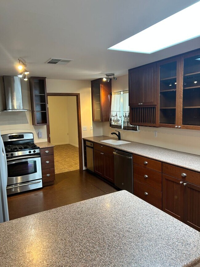 Foto del edificio - Spacious 3-Bedroom Home + Office/Den in De...