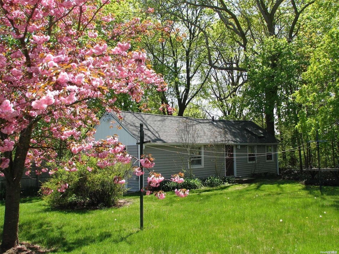 Primary Photo - 174 Blue Point Ave