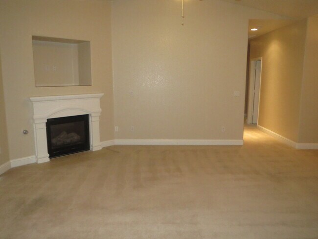 Foto del edificio - 4 BR home built in 2004 in newer Sunnyside...