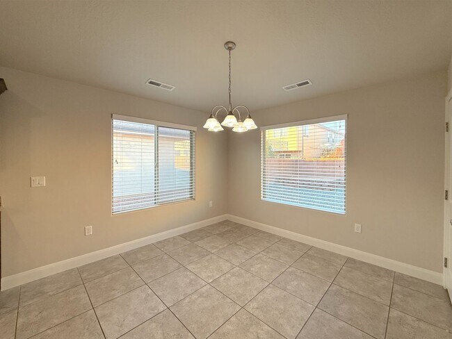 Foto del edificio - 3 bed, 2 bath home with 2 car garage