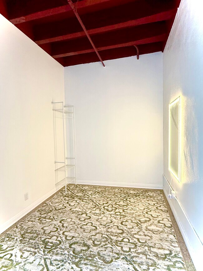 Foto del edificio - 312 W 5th St