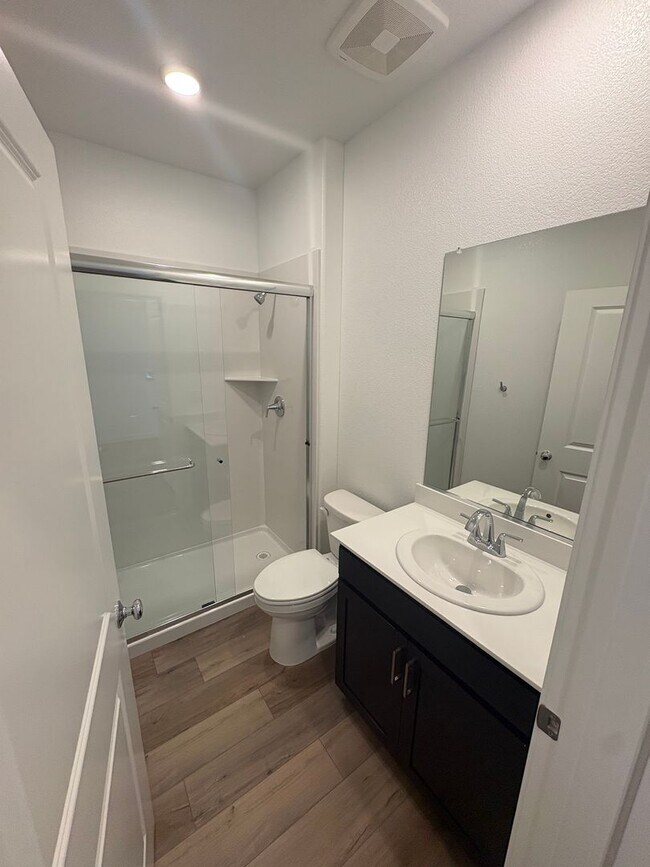 Foto del edificio - Brand New 5 Bedroom Manteca Home / Downstairs Bedroom & Bath